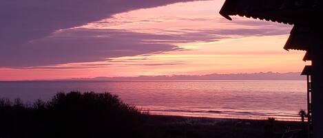 Sur la plage, chaise longue