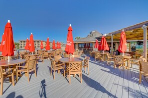 Outdoor dining - Coastal Bliss Meets a Golfer’s Paradise in this Stunning Ocean-View condo. (Hilton Head Island)