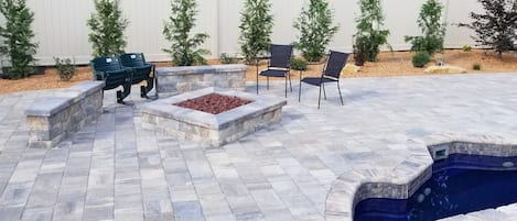 Una piscina al aire libre, una piscina climatizada