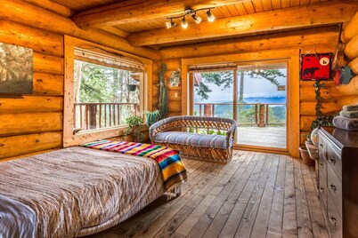 Log Home, spectacular views,situated, area surrounded by lakes
BC Reg#H096682329