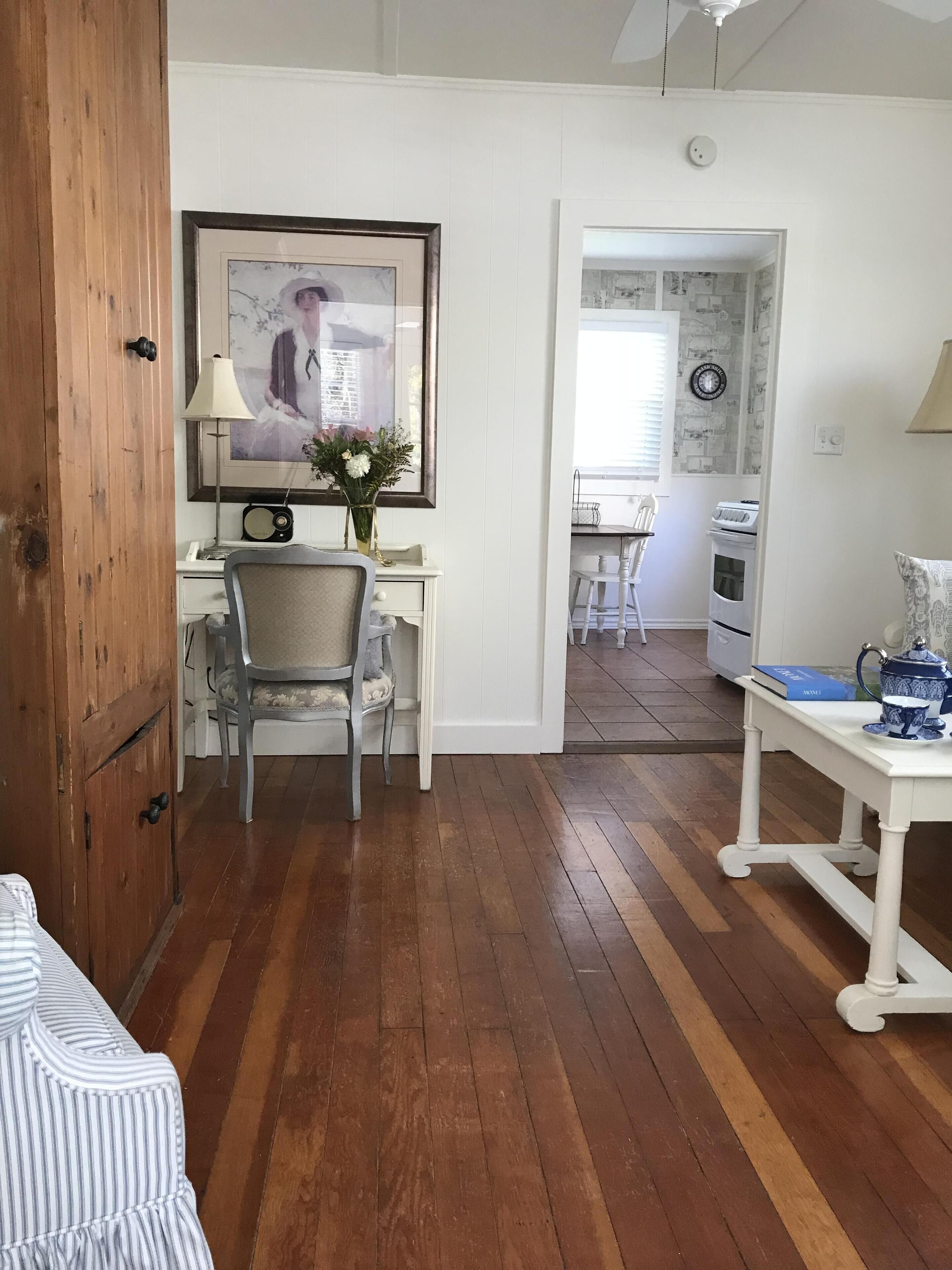 Location & Charm - Steps To The Lake And The Main Street