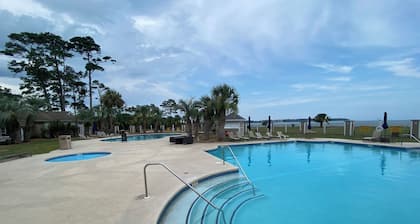 ¡Penthouse de lujo con vista al mar, cabaña, carro, piscina y transporte desde el muelle incluidos!