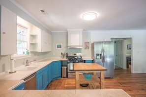 Fridge, microwave, oven, stovetop - Fourth Block Folly Beach Paradise  (Folly Beach)