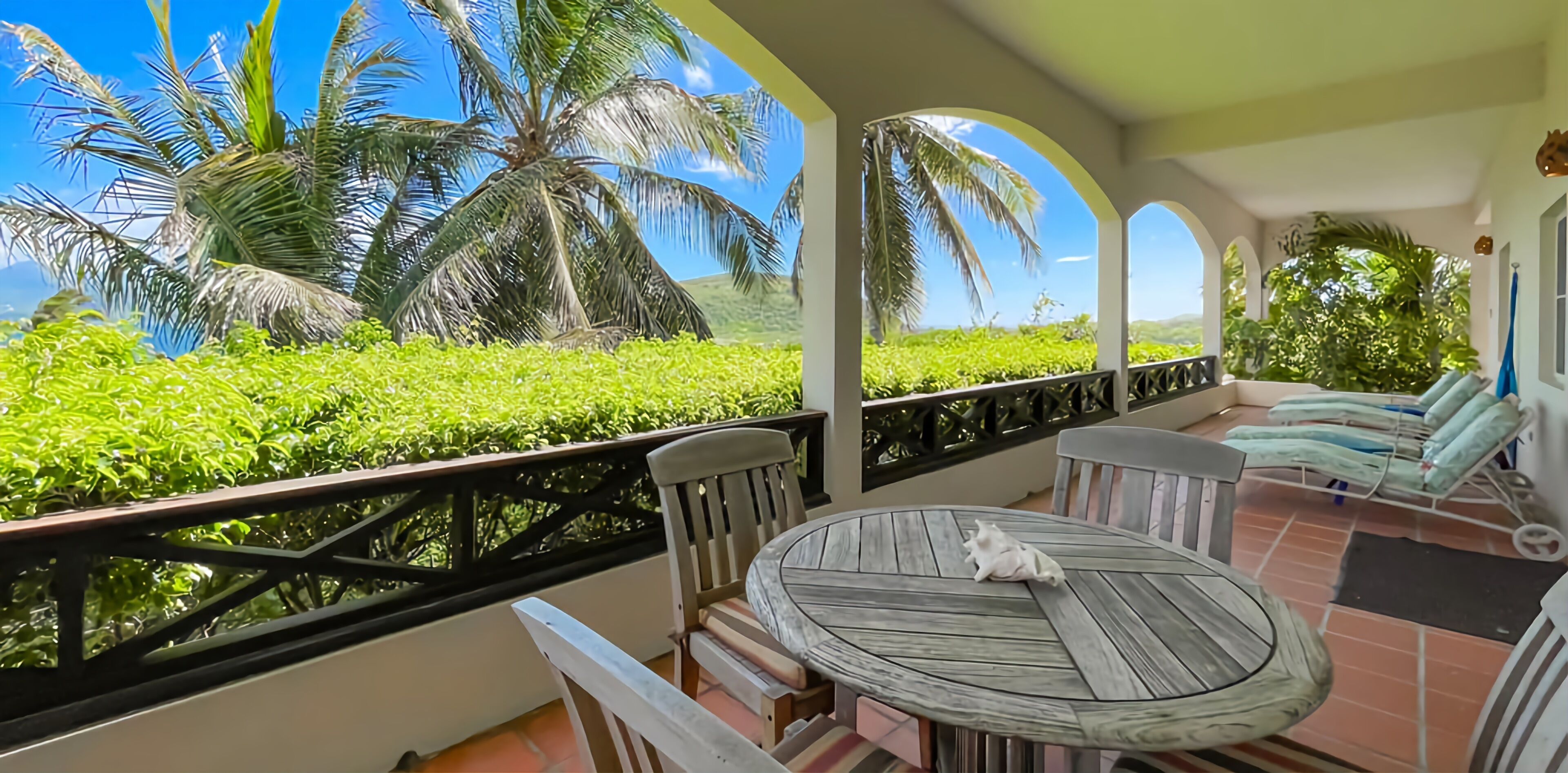 屋外ダイニングエリア