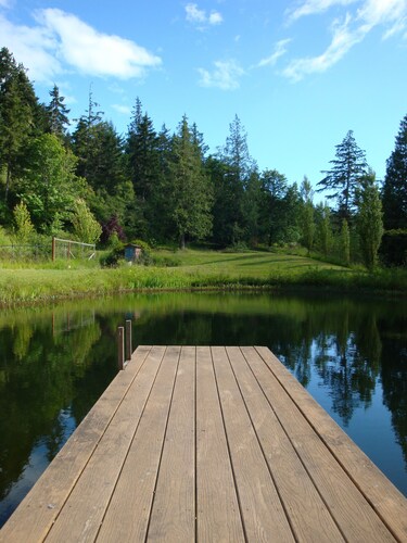 A Charming And Artistic Cottage Set In a Beautiful Garden