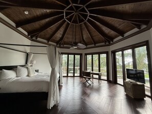 7 habitaciones, escritorio y tabla de planchar con plancha 