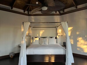 7 bedrooms, desk, iron/ironing board, travel crib - Luxe Waterfront Retreat-2 Pools-Beach-Spa-Dock-Bar (Marathon)