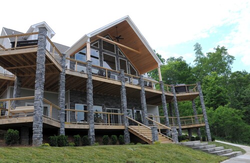 Blue Grotto✬6 BR-Lakefront✬WiFi✬Private Dock✬Hi-Dive✬HotTub✬Fire Pit✬Grill✬Views