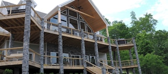 Blue Grotto✬6 BR-Lakefront✬WiFi✬Private Dock✬Hi-Dive✬HotTub✬Fire Pit✬Grill✬Views