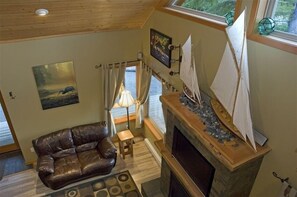 TV connectée, cheminée, chaîne hi-fi