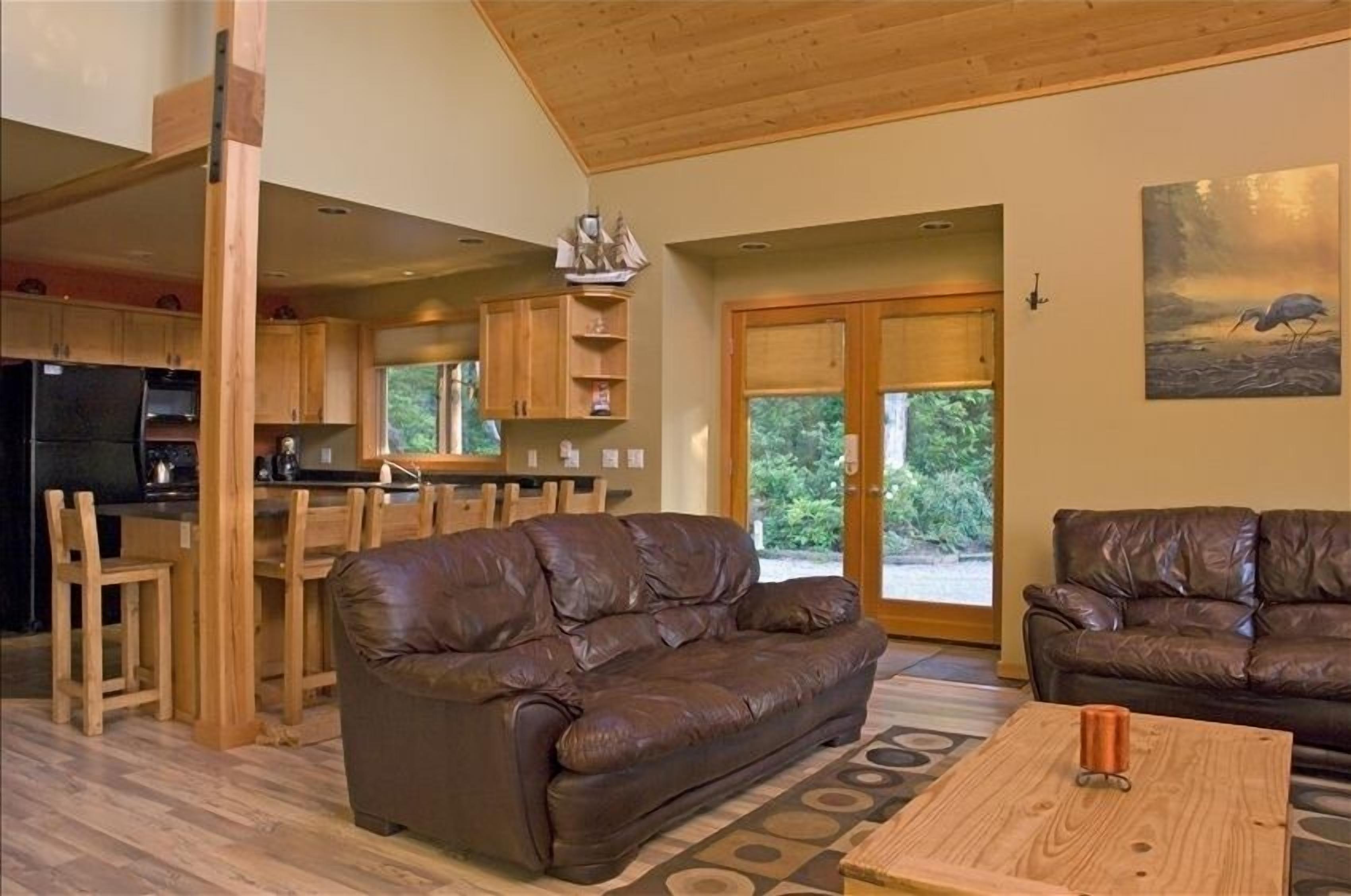 Een smart-tv, een open haard en een stereo