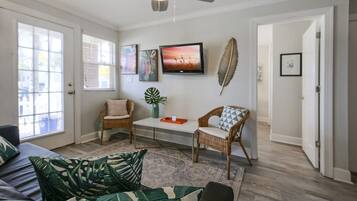 Een televisie en boeken