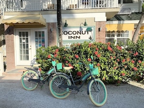 Ein Gebäude mit einem Schild für 'Coconut Inn' und einem Fahrrad davor.