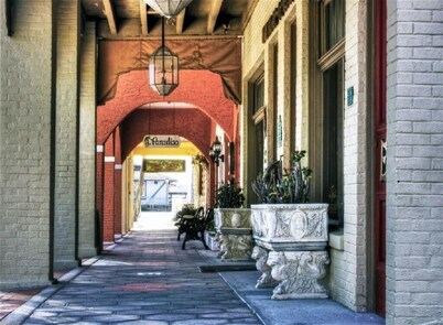 2 Bedroom Pet-Friendly Stay, Pool & Beach Access