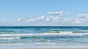 Vlak bij het strand, ligstoelen aan het strand, strandlakens