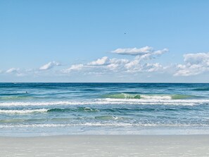 Playa en los alrededores, camastros y toallas de playa