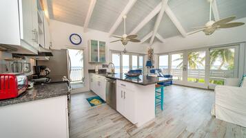 Een koelkast, een microgolfoven, een oven, een kookplaat