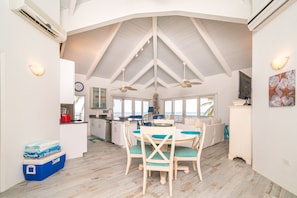 Dining Area (incl beach towels and cooler for shopping)