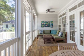 Terrace/patio - Oak Breeze Cottage - Pet Friendly with Golf Cart (Daufuskie Island)