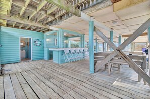 Outdoor dining - Beach Front Folly Beach 6 Bedroom 7 Bathroom Sleeps 14 (Folly Beach)
