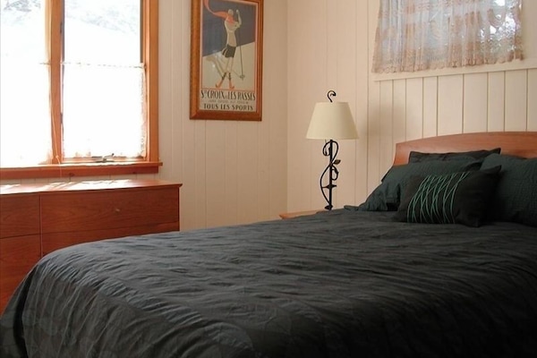 Bedroom 2 - Queen-sized bed