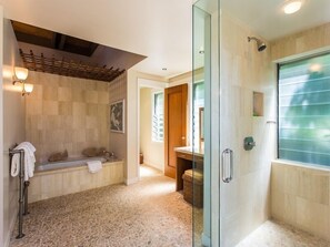 Secadora de cabello, toallas, jabón, papel de baño 