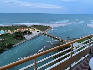 Un hôtel en bord de mer doté d’une piscine, d’une plage et offrant une vue sur l’océan.