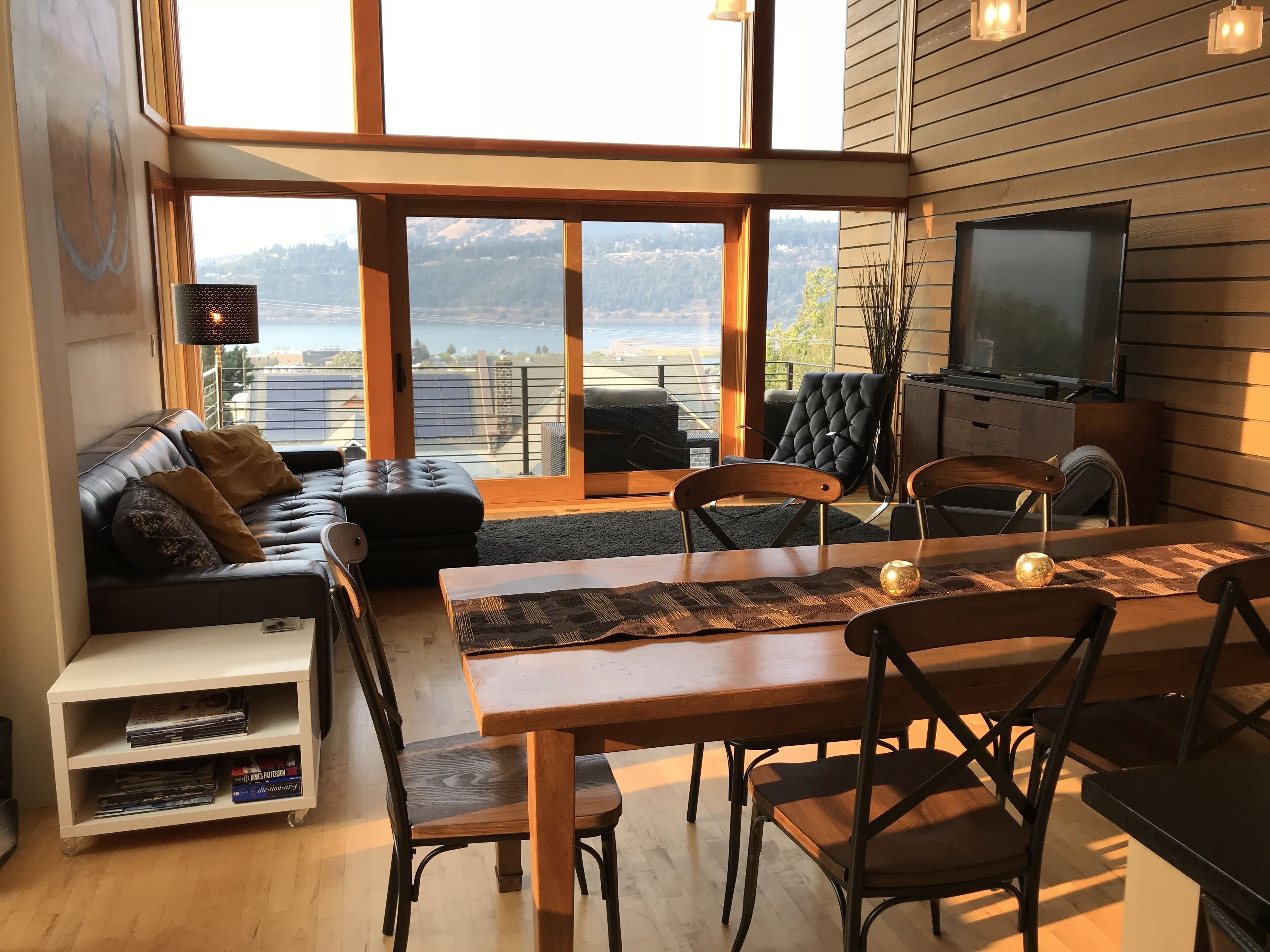 Una Smart TV, una chimenea, libros, un reproductor estéreo