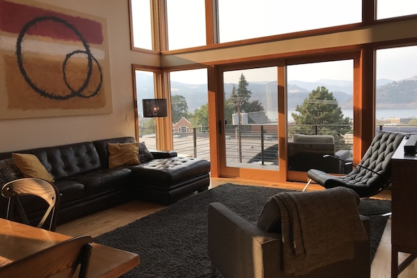 Een smart-tv, een open haard, boeken en een stereo