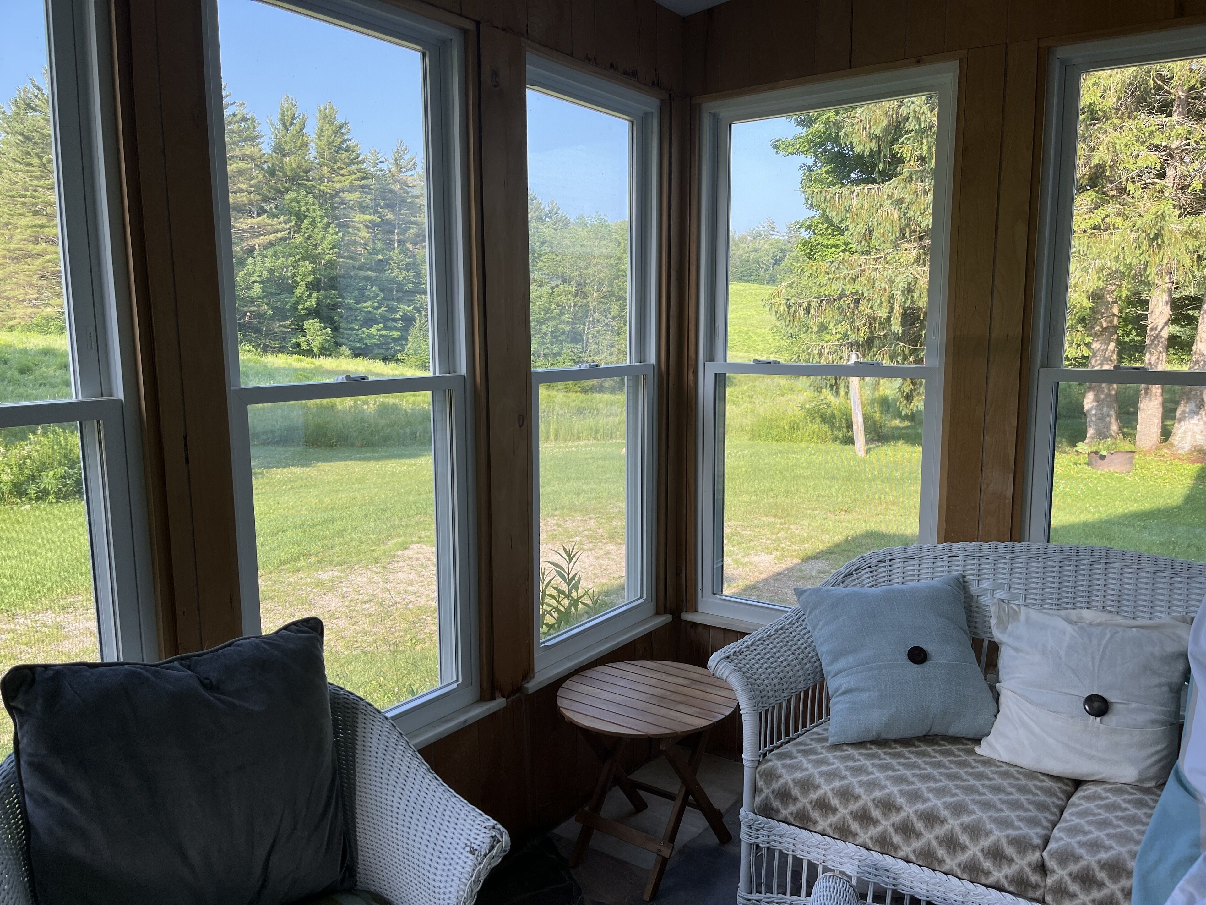 Smart TV, chimenea y libros 