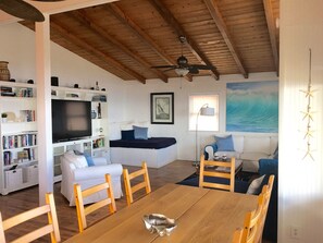 Smart TV, DVD player, books - Right on the beach, wonderful views of the ocean, great house! (Oak Island)