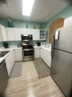 Refrigerador, microondas, horno, placa de cocina