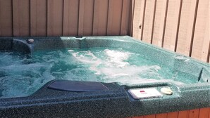 Uma banheira de hidromassagem com painel de controle e balança.