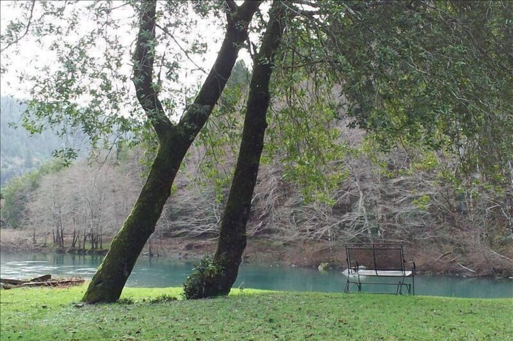 The Chetco River Inn Cottage-PRIVATE River Frontage, 36 acres-Relax, Swim, Fish