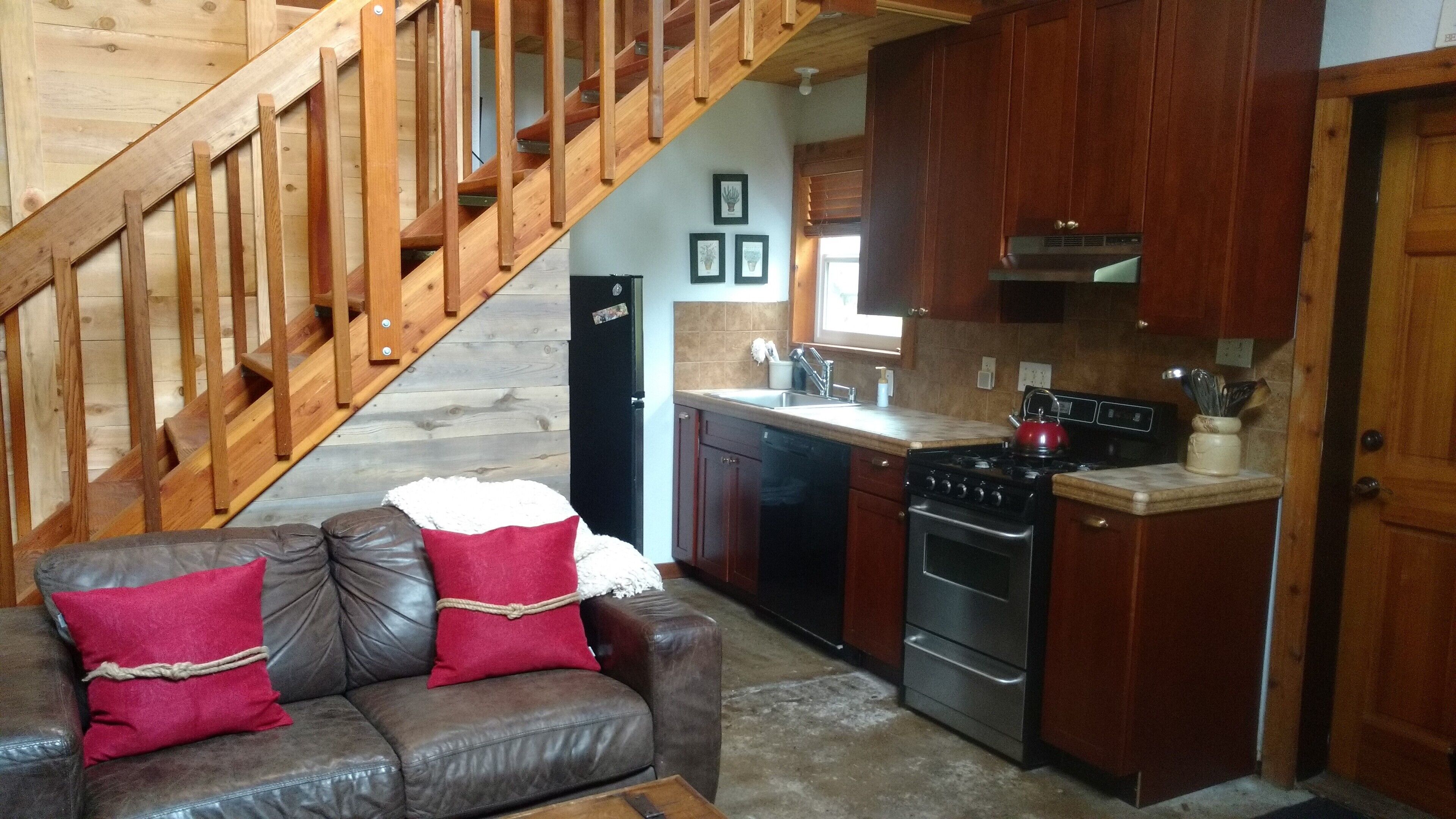 The Chetco River Inn Cottage-PRIVATE River Frontage, 36 acres-Relax, Swim, Fish