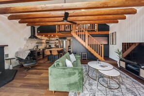 TV, fireplace