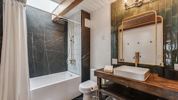 Bañera, secador de pelo y toallas