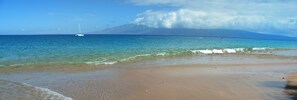 Plage, chaises longues, serviettes de plage