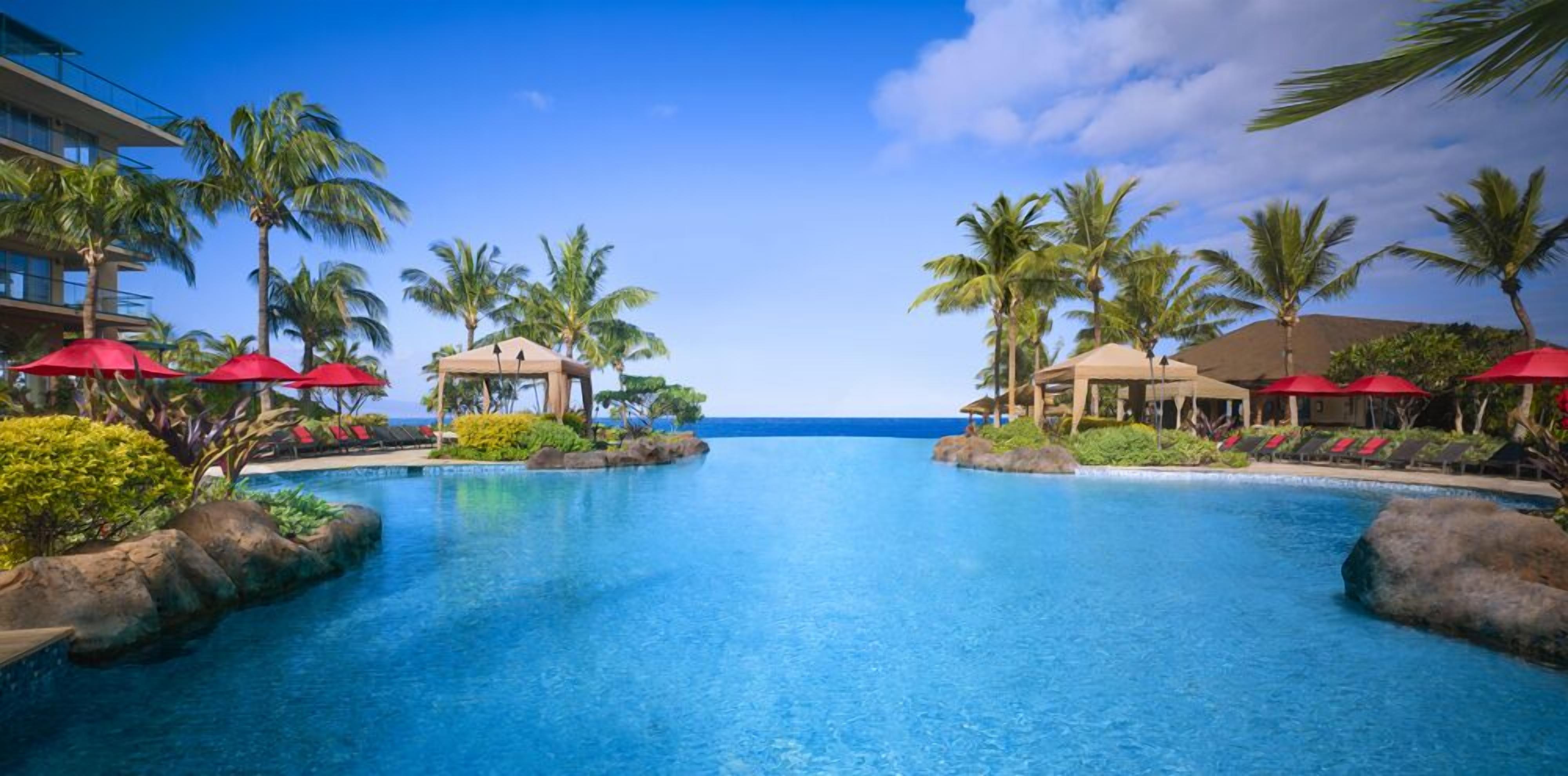 Utendørsbasseng og et oppvarmet basseng