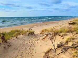 På stranden, solsenger og strandhåndklær