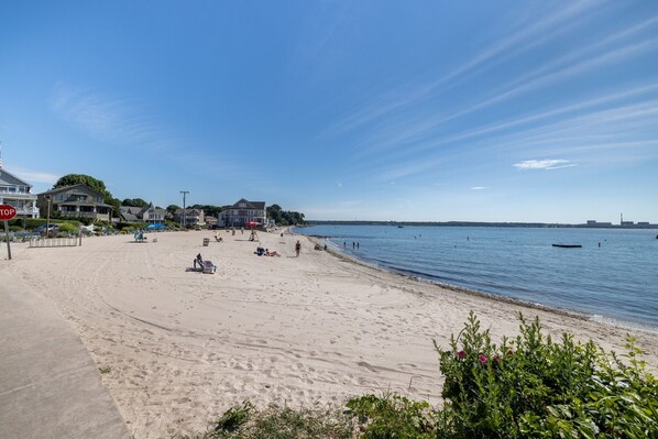 Beach nearby, sun-loungers, beach towels