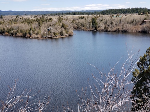 Secluded Lakefront Log Cabin, Wildlife and Fishing Paradise, Pet Friendly