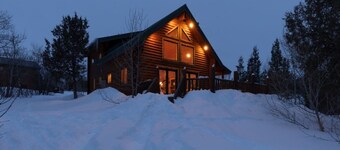Secluded Lakefront Log Cabin, Wildlife and Fishing Paradise, Pet Friendly
