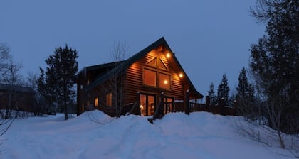 Eristäytynyt Lakefront hirsimökki - kalastus- ja villin paratiisi!