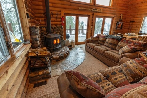 Secluded Lakefront Log Cabin, Wildlife and Fishing Paradise, Pet Friendly