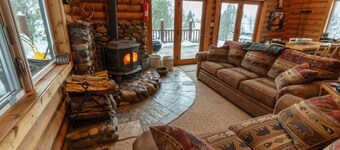 Secluded Lakefront Log Cabin, Wildlife and Fishing Paradise, Pet Friendly