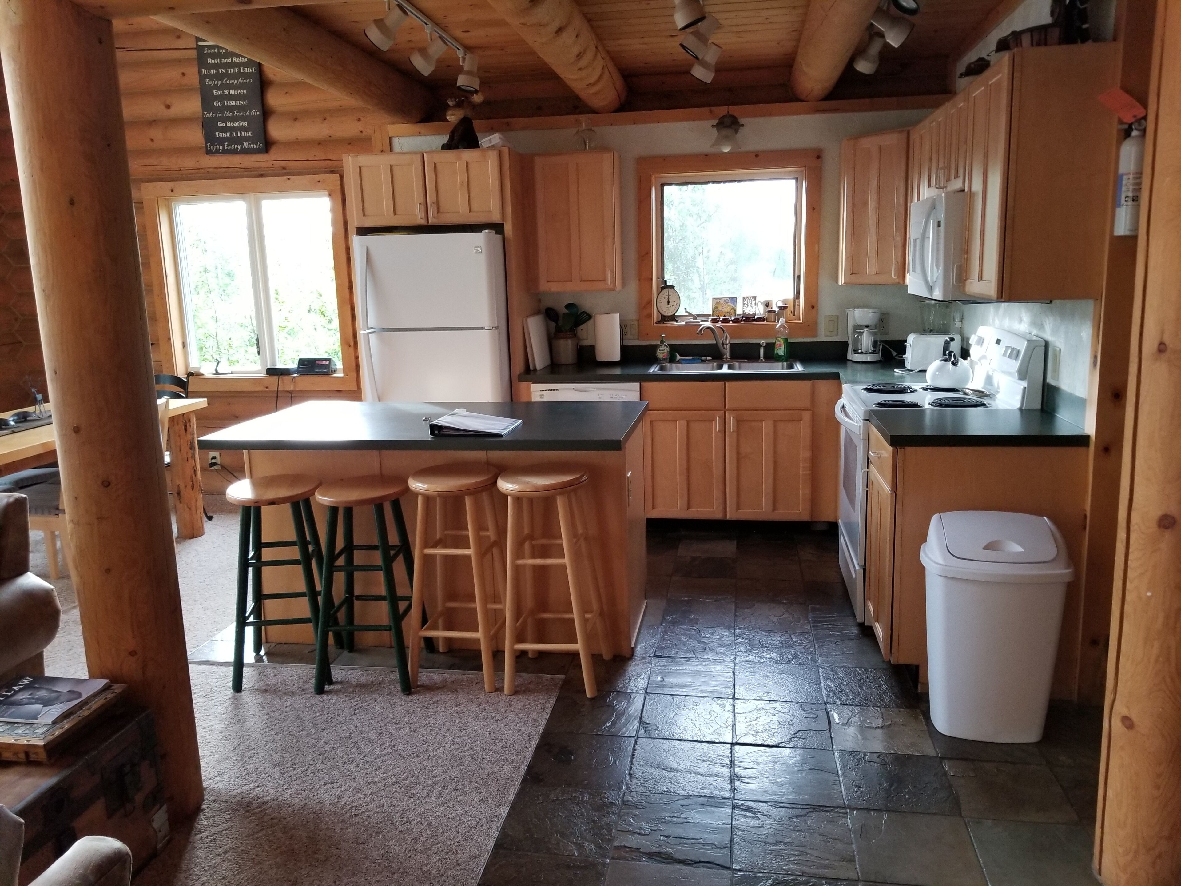 Secluded Lakefront Log Cabin - Fishing &amp; Wildlife Paradise!