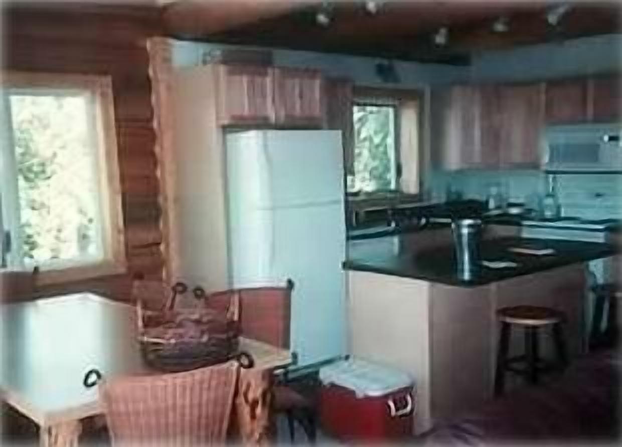 Secluded Lakefront Log Cabin - Fishing &amp; Wildlife Paradise!