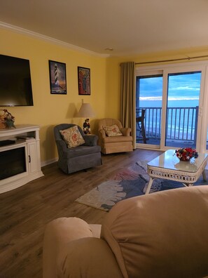 Smart-TV, peis, DVD-spiller og bøker