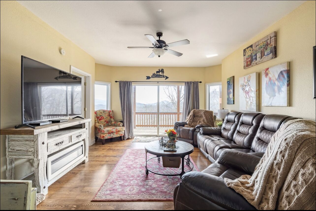 Red Rooster Retreat,Hot Tub+game area+firepit & LRG deck w/amazing Mountain View